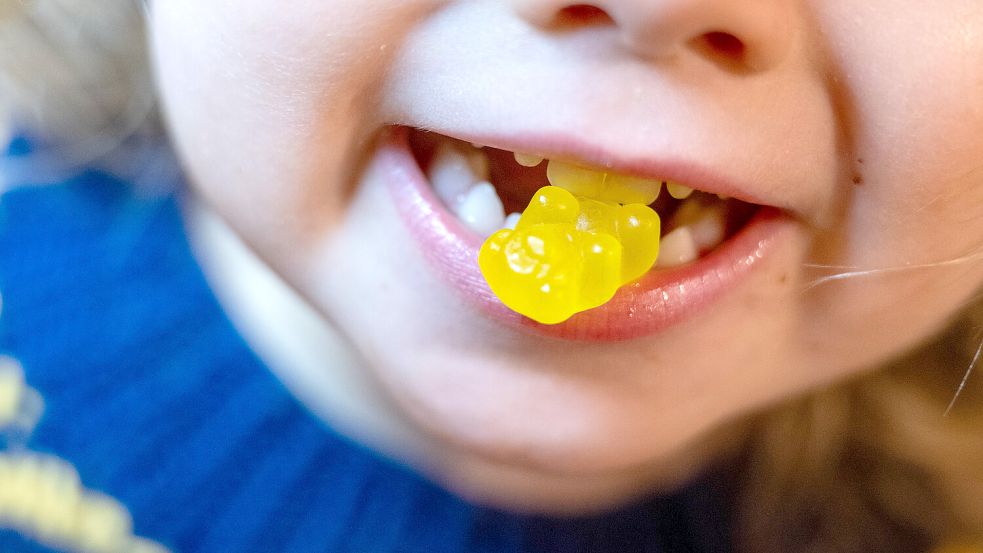 Wenn es mit dem Einschlafen nicht klappt, sollen bunte Gummibären die Lösung sein. Kinderarzt Götz Gnielka hält das für problematisch. Foto: dpa/Hendrik Schmidt