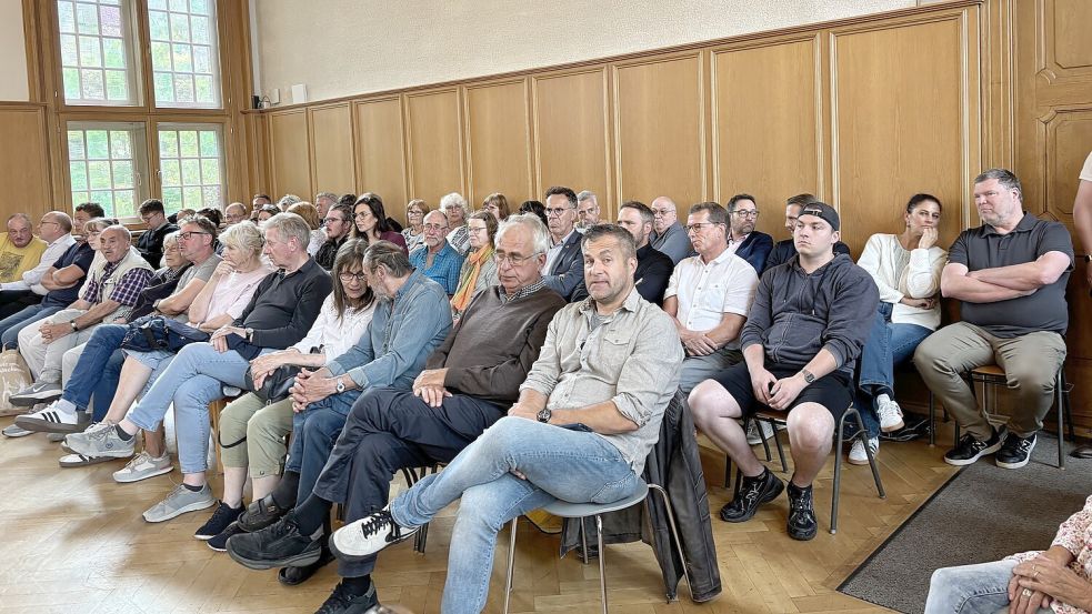Gut gefüllt mit vielen Anwohnern Groß- und Klein-Falderns: der Zuschauerbereich im Ratssaal.
