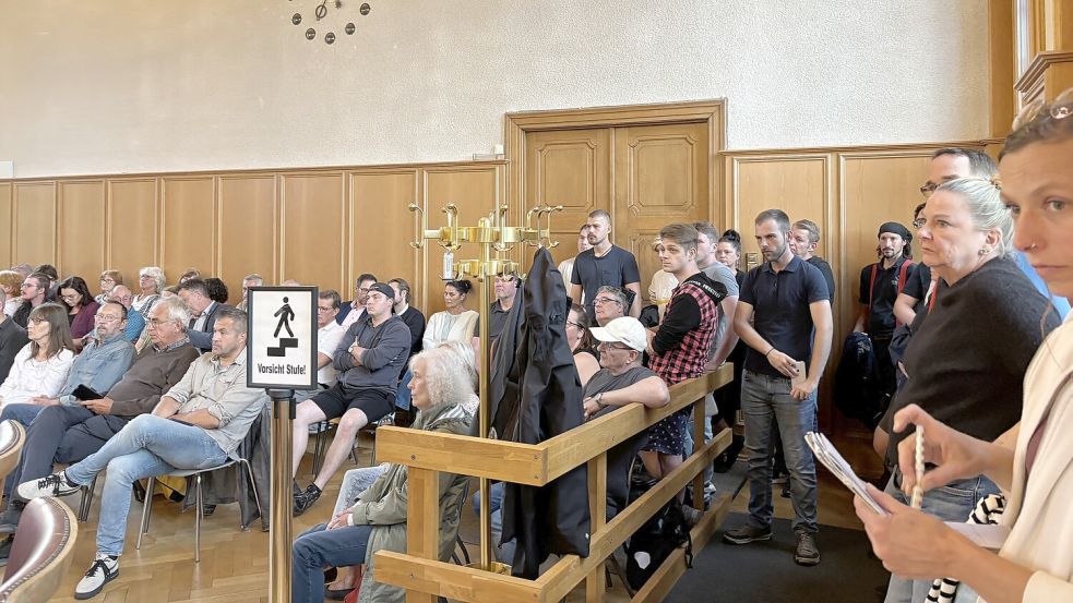 Nicht nur Interesse, auch sichtbarer Protest: Bürgerinnen und Bürger vor der Abstimmung zum Innenstadtumbau.