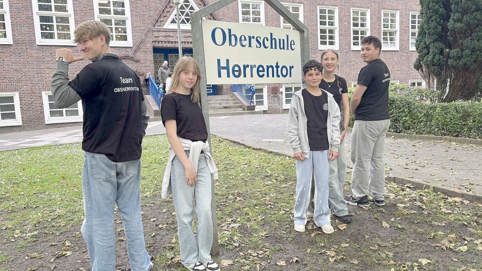 Nach der Bekanntgabe zu Plänen der IGS-Erweiterung: Diese Schüler kämpfen für den Erhalt ihrer Oberschule. Foto: Mona Hanssen/Archiv