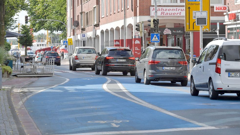 Aktuell ist die Verkehrsführung in der Neutorstraße zwischen Agterum und Rathaus noch provisorisch. Durch einen Umbau soll der verkehrsberuhigte Geschäftsbereich klarer werden. Foto: Klaus Ortgies
