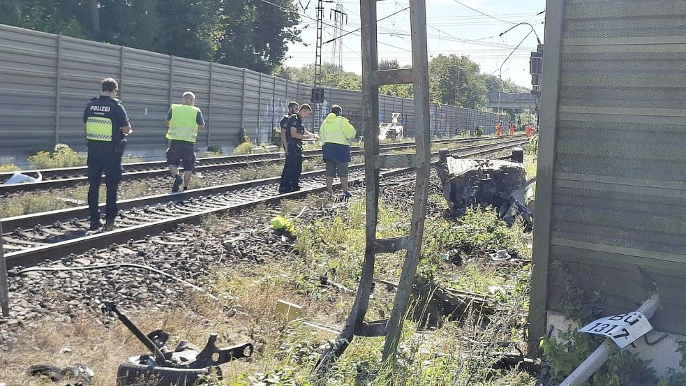 Polizei und Sachverständige ermitteln nach einem tödlichen Unfall an einem Bahnübergang in Bremen-Burg. Ein Autofahrer ist bei dem Unfall mit einem Personenzug ums Leben gekommen. Foto: Kai Moorschlatt/dpa
