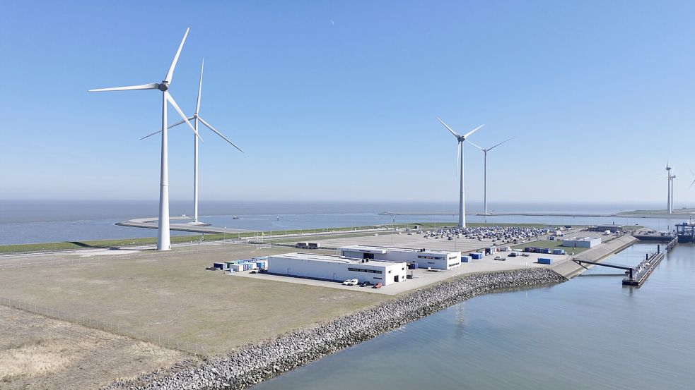 So sieht es derzeit am EMO-Standort Eemshaven aus: Demnächst sollen neue Hallen hinzukommen. Foto: Vattenfall