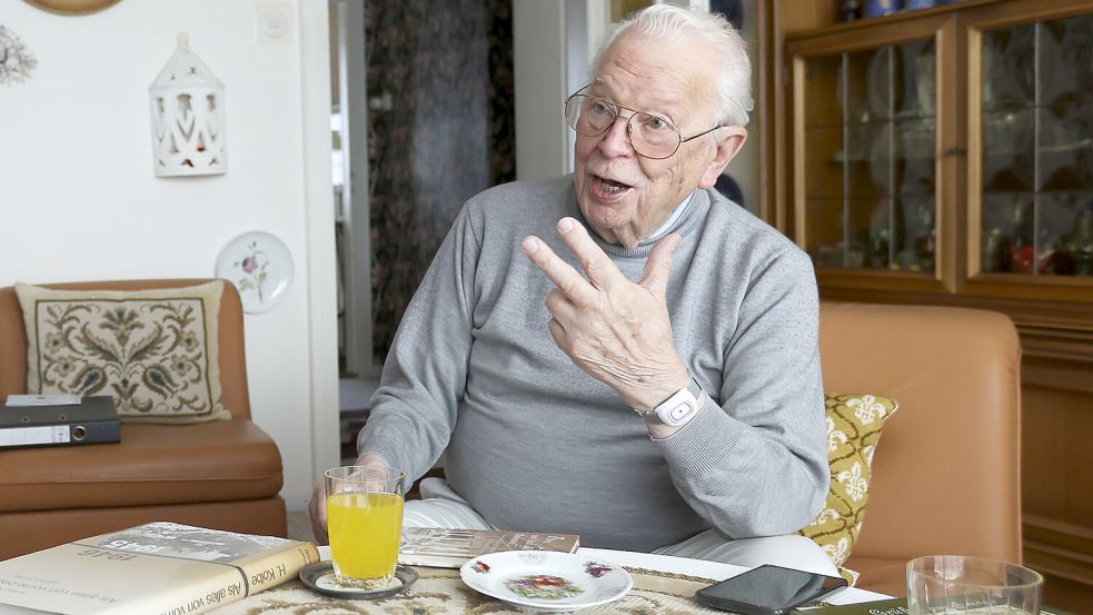 Heinz Mammen wirkt niemals wie 100. Er unterhält sich locker, kleidet sich leger und pflegt die Ordnung in seiner Wohnung. Fotos: Jens Doden