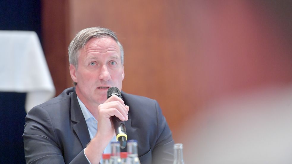 Dirk Balster, Geschäftsführer der Trägergesellschaft der Kliniken Aurich-Emden-Norden, ist in den Tagen massiv in Kritik geraten. Foto: Klaus Ortgies