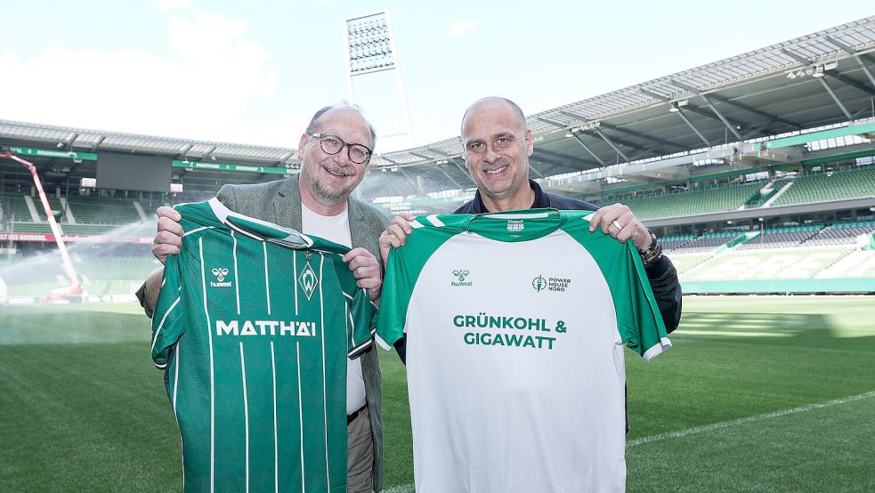 Das gehört einfach dazu: Klaus Filbry (SV Werder, rechts) und Olaf Reichert (Powerhouse Nord) besiegeln den Beitritt des Fußballbundesligisten zum regionalen Innovationsnetzwerk Powerhouse im Weserstadion mit einem traditionellen Trikottausch. Foto: Werder.de