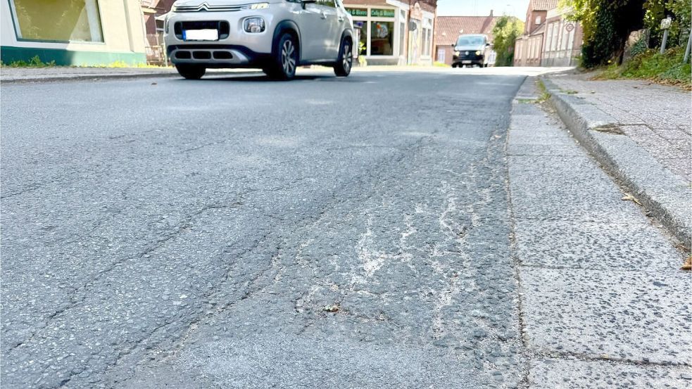 Die marode Ortsdurchfahrt in Pewsum soll saniert werden. Foto: Niedersächsische Landesbehörde für Straßenbau und Verkehr