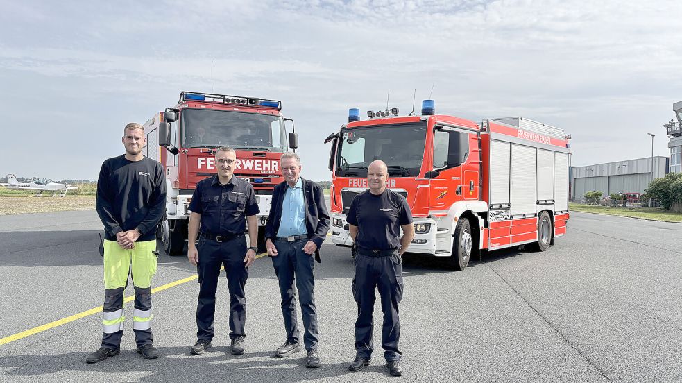 Die Stadt Emden hat gemeinsam mit dem Flugplatz-Betreiber ein neues Tanklöschfahrzeug gekauft (rechts). Das wurde jetzt von Reno Oostinga (von rechts), Horst Jahnke, Harald Janssen und Malte Kalkwarf vorgestellt. Fotos: Mona Hanssen
