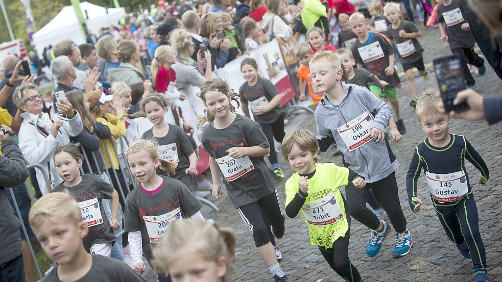 Der Sparkassenlauf in Aurich ist ein Magnet für Läuferinnen und Läufer aus der Region. Foto: Doden/Archiv
