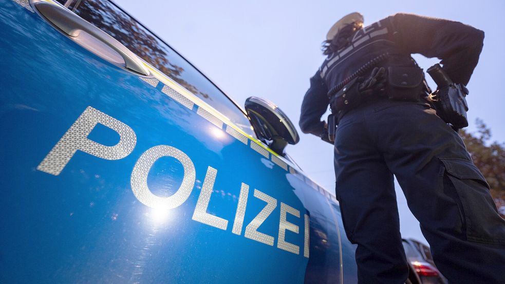 Polizeibeamte stoppten nach Verfolgungsjagd einen Rollerfahrer in Emden. Foto: dpa/Archiv