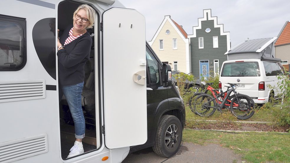 Seit 2021 fährt Christiane Franke fast ausschließlich mit dem Wohnmobil zu Lesungen. Hier steht sie auf dem Campingplatz Neuharlingersiel, im Hintergrund sind die Fischerhäuschen zu sehen. Foto: Susanne Ullrich