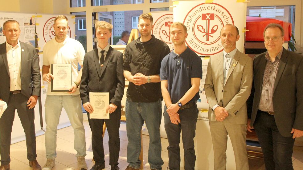 Ehrung der Junghandwerker – dabei waren: Bürgermeister Jürgen Akkermann (von links), Lasse Blankenburg, Hardy Bandke, Paul Gienke, Jonas Nyhuis, Thomas Wenzel und BBS-Leiter Christian Land. Foto: Florian Ferber