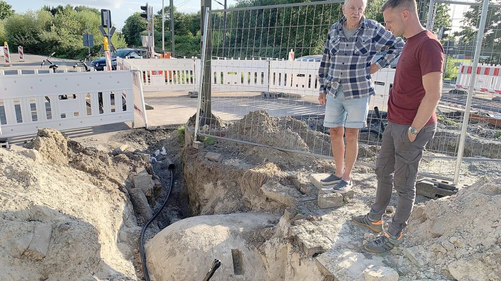 Auffinde-Situation: Dietrich Janßen (links) und Marten Klose begutachten den Bunker, der nur 30 Zentimeter unter der Erde im Boden lag. Foto: privat