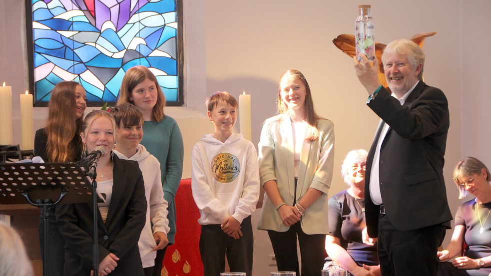 Auch die Konfirmanden bedankten sich bei Pastor Jörg Schulze (rechts): Foto: Florian Ferber