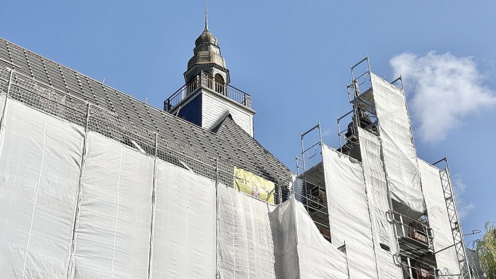 Weil der Hersteller der Dachziegel gewechselt werden musste, kam es laut Kreisverwaltung zu Verzögerungen. Foto: Klaus Ortgies