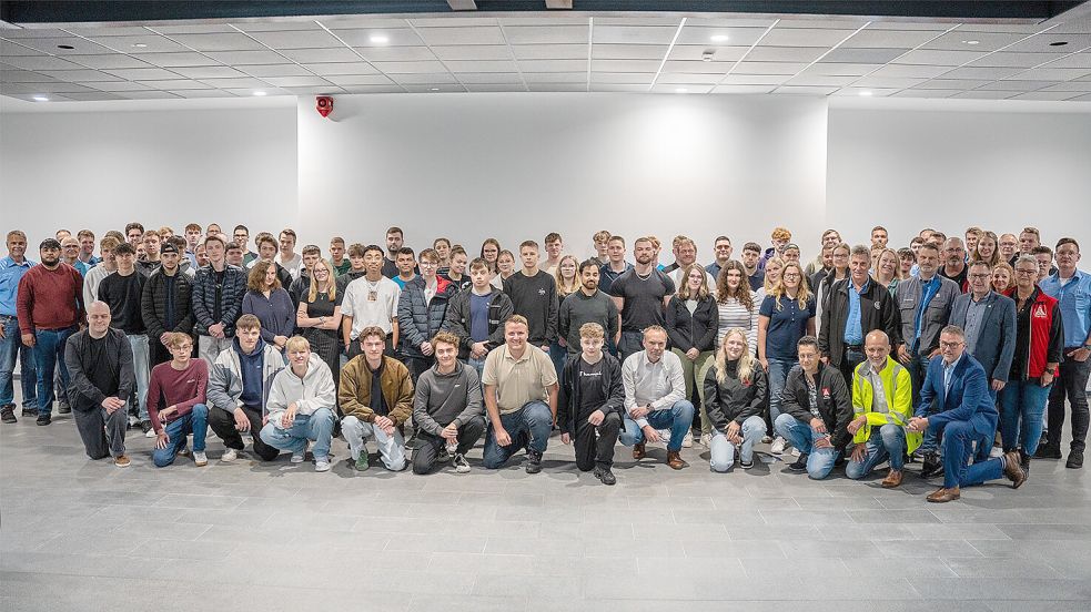 Die neuen Auszubildenden mit ihren Ausbildern und dem neuen Akademieleiter Klaus Fröhling (unten rechts im Bild). Foto: Volkswagen