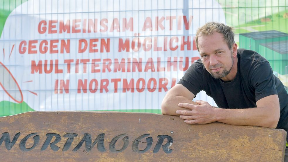 Ein Banner gegen den Multiterminal-Hub von Tennet hängt vor dem Hof von Alexander Beimel in Nortmoor. Foto: Klaus Ortgies