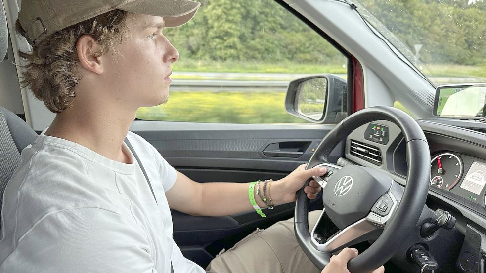 Die Verkehrsunfall-Opferhilfe Deutschland (VOD) fordert mehr Fahrpraxis für junge Menschen. Sie sollen bereits mit 16 Jahren hinters Steuer. Foto: imago images/Frank Sorge