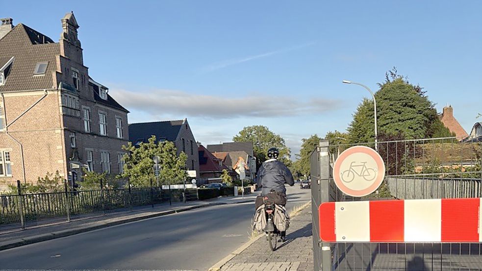Trotz des Verbotsschilds halten sich nicht alle Fahrradfahrer an die Regeln und fahren auf statt neben dem Gehweg. Das kann zu gefährlichen Situationen führen. Foto: Stephanie Tomé