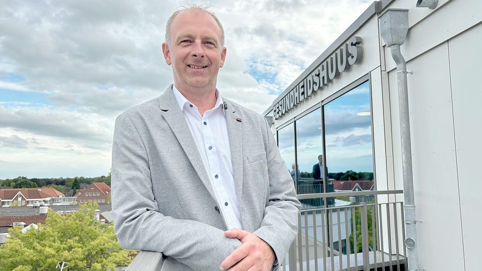 Michael Otto von Real Immobilien steht oben auf der Terrasse des Gesundheidshuus‘ in Moormerland. Foto: Lars Löschen