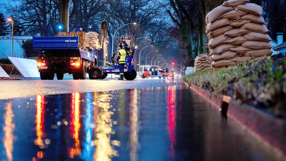 Mitglieder des THW aus Leer unterstützten beispielsweise Weihnachten 2023/2024 gemeinsam mit anderen Einsatzkräften die Hochwasserlage in Oldenburg. Foto: Hauke-Christian Dittrich/dpa