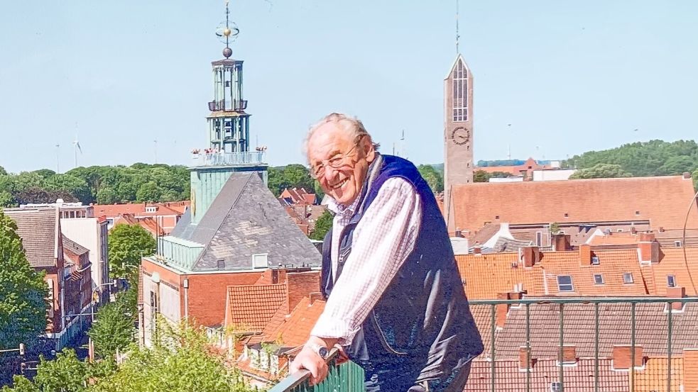 Bernhard Brahms stiftete das Glockenspiel für den Rathausturm, der im Hintergrund zu sehen ist. Brahms selbst lebte in Hör- und Sichtweite im Hochhaus Schreyers Hoek. Er starb 2019. Foto: privat/Archiv