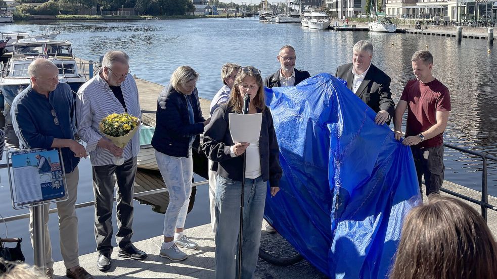 Die Skulptur wurde feierlich von Mitgliedern des Initiativkreises enthüllt. Foto: Lotta Groenendaal