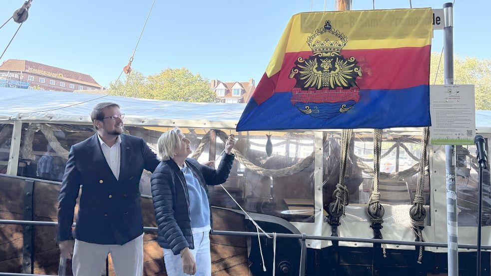 Gemeinsam enthüllten der Emder Oberbürgermeister Tim Kruithoff und die langjährige Nachbarin und gute Freundin von Brahms, Friederike Junkhoff, das neue Straßenschild mit seinem Namen. Foto: Lotta Groenendaal