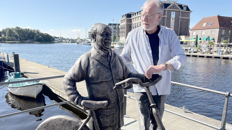 Die Brahms-Skulptur und ihr Künstler Hans-Christian Petersen. Foto: Lotta Groenendaal
