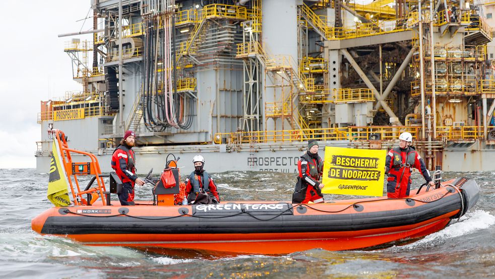 Aktivisten von Greenpeace haben schon mehrfach gegen das Gasprojekt protestiert – auch auf hoher See. Foto: Axel Heimken/Greenpeace/Archiv