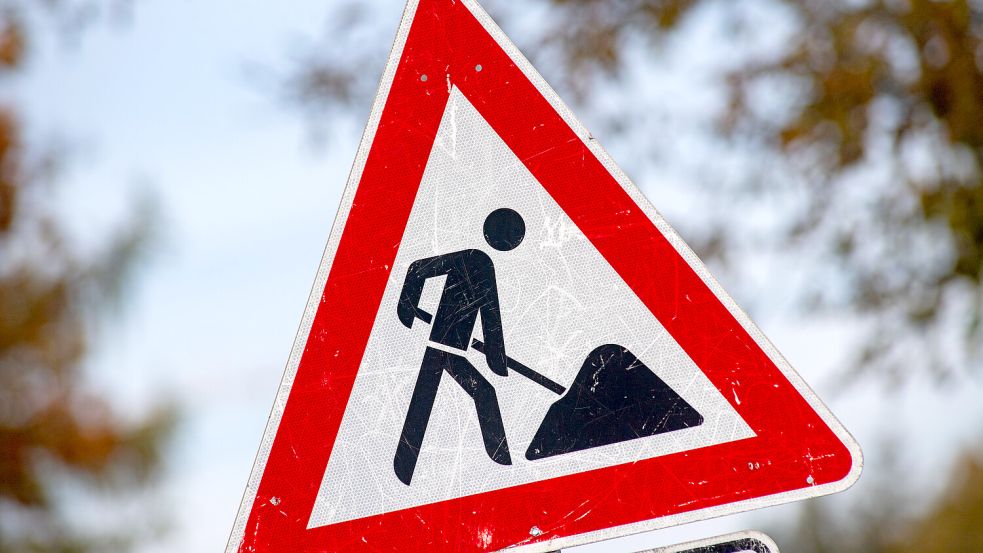 Arbeiten stehen an: Ein Abschnitt der Westerwieke in Jheringsfehn bekommt eine neue Deckschicht. Foto: Stefan Sauer/dpa