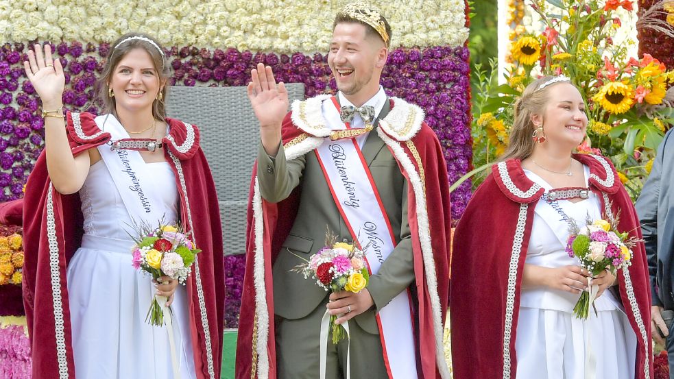 An der Seite des 24-jährige Henrik Broers als Blütenkönig stehen als Prinzessinnen die 25-jährige Lea Aggen (links) und 26-jährige Kimberly Kolod (rechts). Foto: Klaus Ortgies