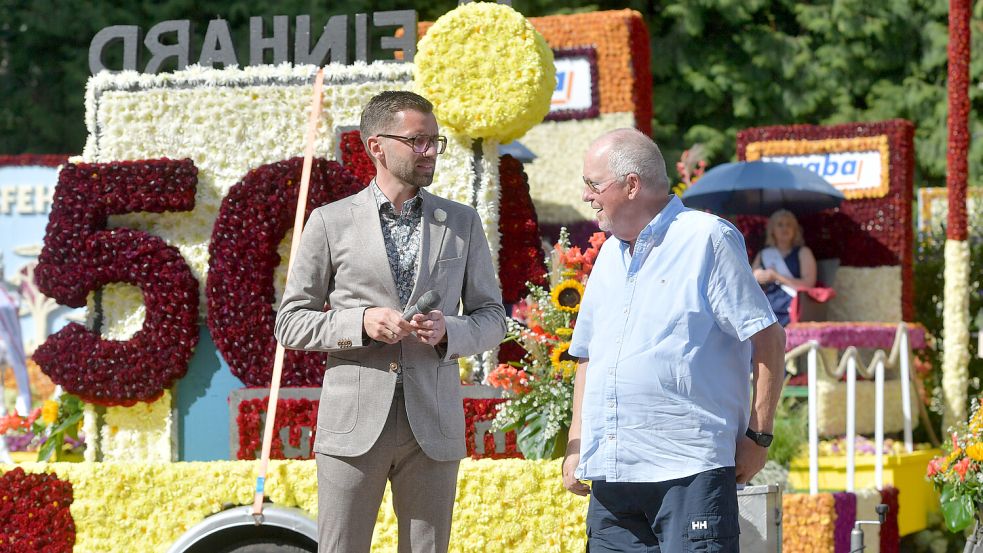 Ein rührender Moment: Reinhard Bildhauer (rechts) wurde von Wiesmoors Bürgermeister Sven Lübbers für 50 Jahre Engagement für das Blütenfest geehrt. Foto: Klaus Ortgies