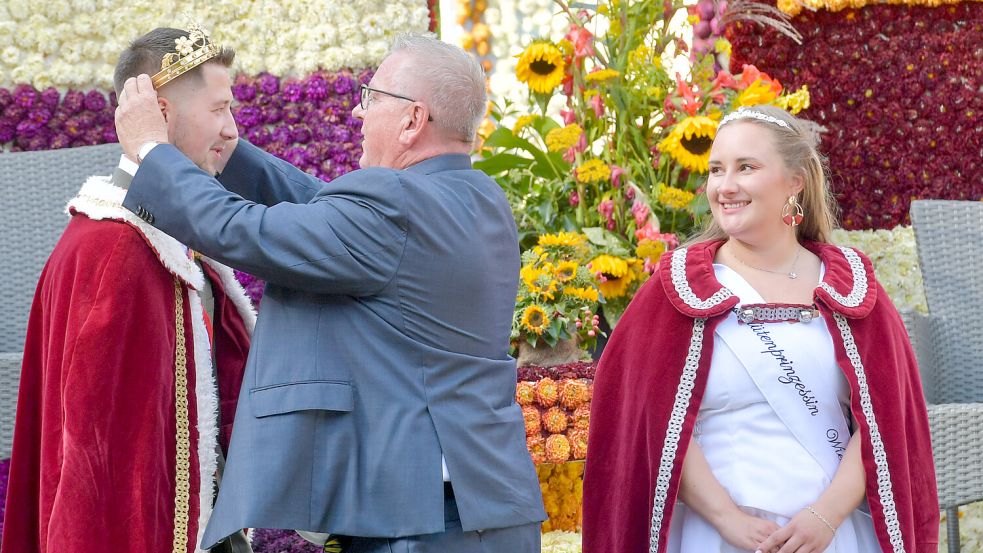 Der Bürgermeister der Wiesmoorer Partnergemeinde Budenheim, Stephan Hinz (Mitte), sprang kurzfristig als Schirmherr ein und krönte das Königshaus. Foto: Klaus Ortgies