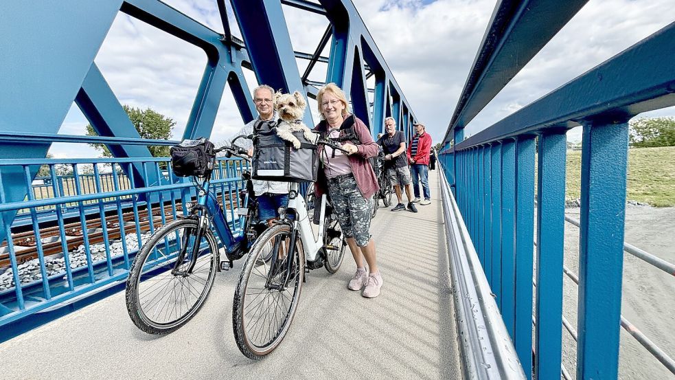 Die Brückenfreigabe lockte hunderte von Besuchern an, die die Ems sowohl von Weeneraner als auch von Westoverledinger Seite aus überquerten. Foto: Klaus Ortgies