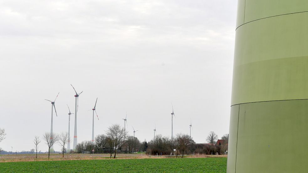 In der Gemeinde Hinte stehen einige Windräder. Sie sind umstritten. Foto: Heinz Wagenaar/Archiv