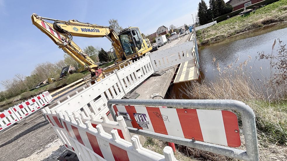 Seit Wochen ist die Brücke über den Sauteler Kanal an der Königsstraße in Warsingsfehn eine Baustelle. Foto: Klaus Ortgies/Archiv