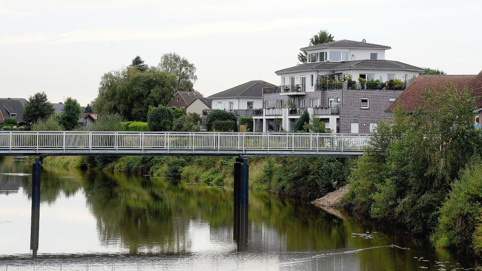 Die sanierte Brücke zwischen der Ilmenaustraße und dem Zentrum in Warsingsfehn überspannt den Sauteler Kanal. Foto: Karin Lüppen