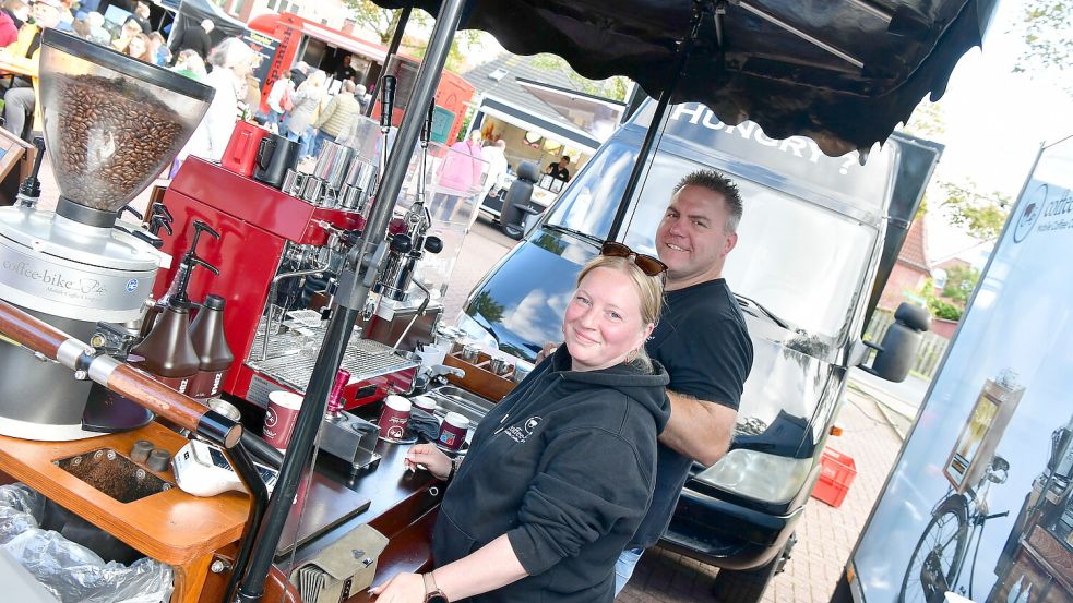 Es ist angerichtet: In Greetsiel gibt es Streetfood und lecker Kaffee. Foto: Heinz Wagenaar