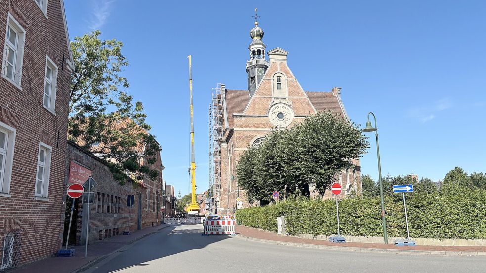 Wegen der Sanierung des Kirchturms bleibt kaum Platz für den Verkehr. Foto: Mona Hanssen/Archiv