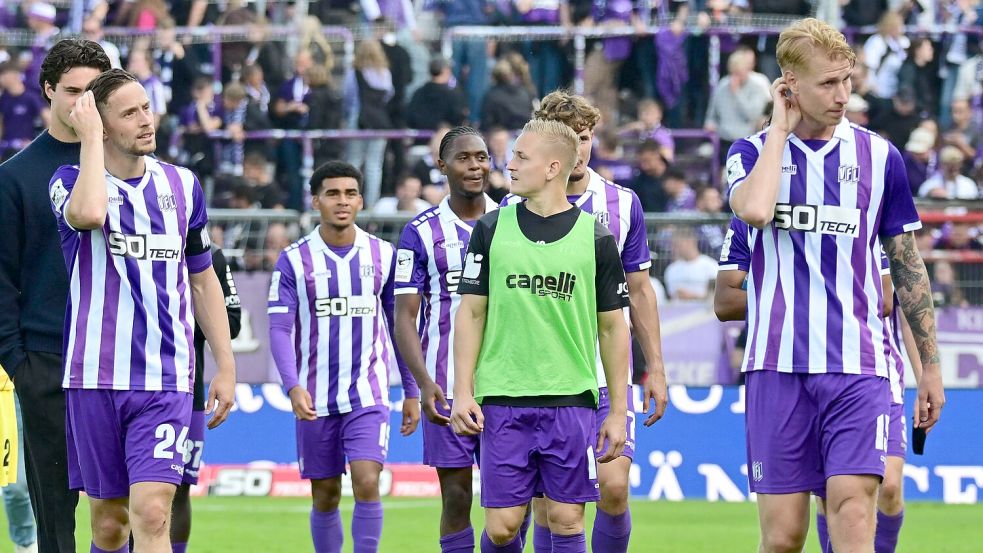 Enttäuschte Gesichter: Die Spieler des VfL Osnabrück nach dem 0:0 gegen Hansa Rostock. Foto: Helmut Kemme