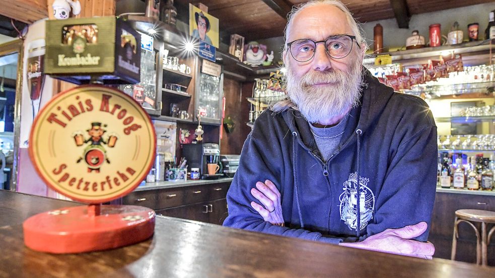 Thomas Tapper führt die einzige Kneipe in Spetzerfehn seit 2007. Foto: Klaus Ortgies/Archiv