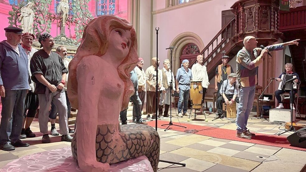 Der Shanty-Chor "de Flinthörners" beim Auftritt in der St.-Magnus-Kirche in Esens. Foto: Imke Oltmanns