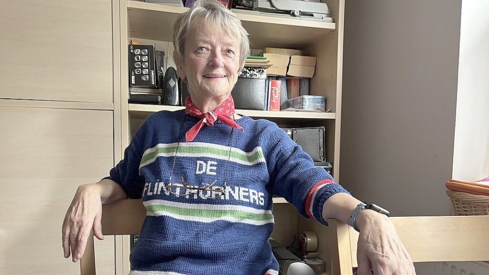 Elisabeth "Puppa" Peters in ihrem Arbeitszimmer, zuhause in Esens. Den selbstgestrickten Pullover für den Auftritt am Abend hat sie schon an. Foto: Imke Oltmanns