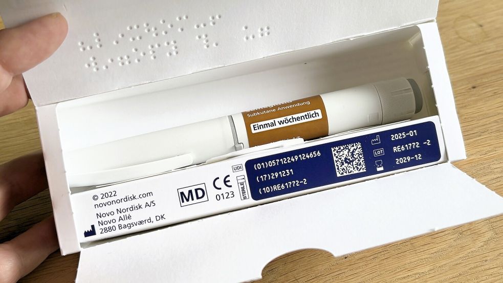 Neben dem Pen sind im Set eine große Bedienungsanleitung und vier Einmalspritzen zum Wechseln enthalten. Weil ich die Dosis auf zwei Monate strecke, musste ich für 35 Euro ein Hunderterpack Ersatznadeln bestellen. Foto: Nicole Böning