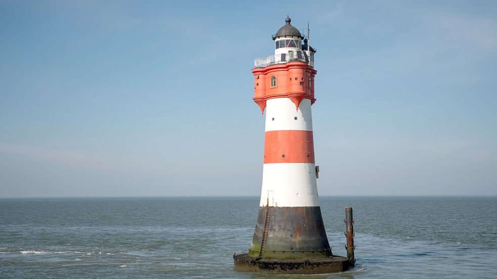 In der Nordsee vor Bremerhaven steht der Leuchtturm „Roter Sand“. Der Bund und die Deutsche Stiftung Denkmalschutz wollen, dass das marode und vom Verfall bedrohte Seezeichen in Küstennähe umzieht. Foto: Sina Schuldt/dpa