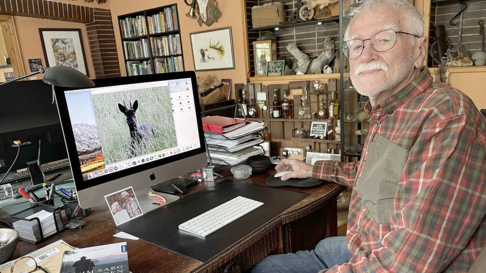 Wenn er nicht draußen in der Natur ist, sitzt Joachim Eilts häufig am Schreibtisch seines Jagdzimmers. Foto: Heiko Müller