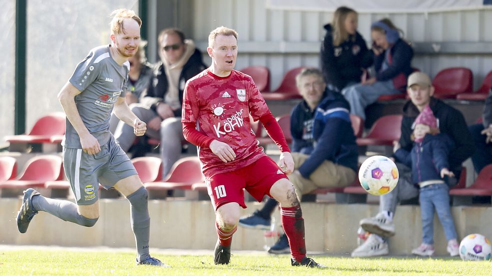 Jens Harms (rechts, beim Spiel der vergangenen Saison in Holtland) agiert beim TuS Norderney mit Deniz Cömertpay schon seit 15 Jahren als Spielertrainer. Foto: Jens Doden