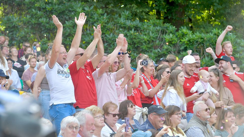 Bei der Wahl der neuen Königshauses hatten die Kandidaten viel Unterstützung im Publikum. Auch für Henrik Broers wurde Stimmung gemacht. Foto: Klaus Ortgies