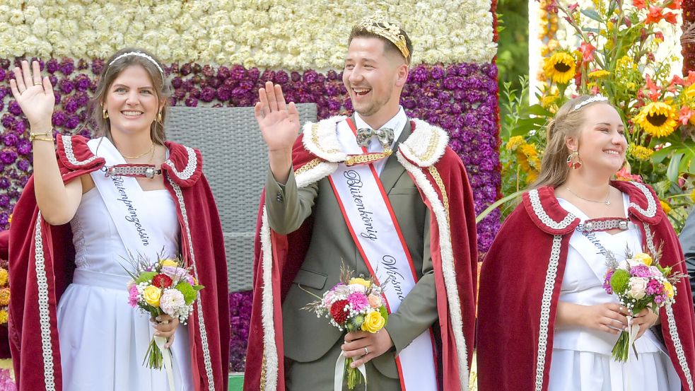 Henrik Broers ist der erste Blütenkönig in der Geschichte des Wiesmoorer Blütenfestes. Ihm zur Seite stehen die Prinzessinnen Lea Aggen (links) und Kimberly Kolod (rechts). Foto: Klaus Ortgies